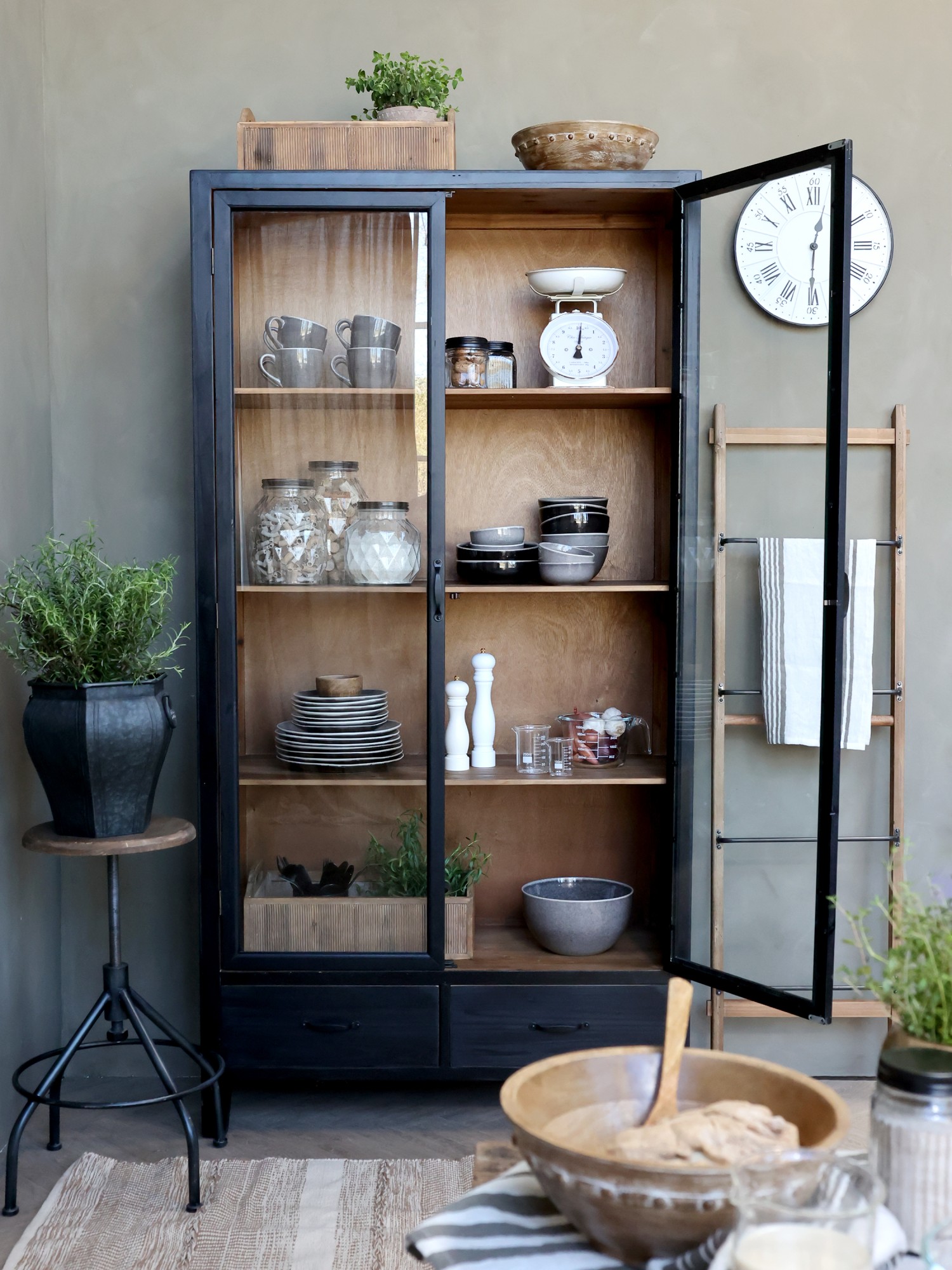 Vitrinenschrank m. Glastüren und Regalböden von Chic Antique