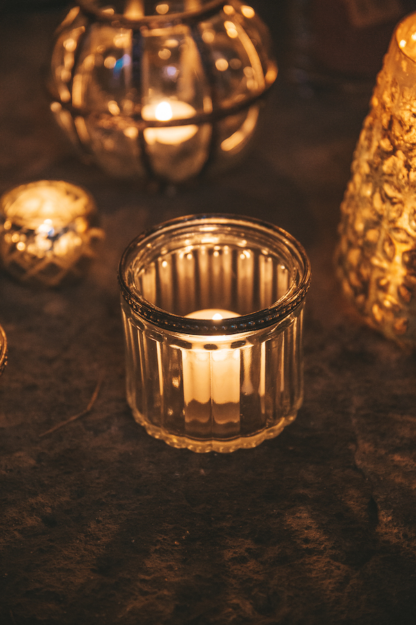 „LUMINA – Glas-Teelichthalter mit Metallverzierung“