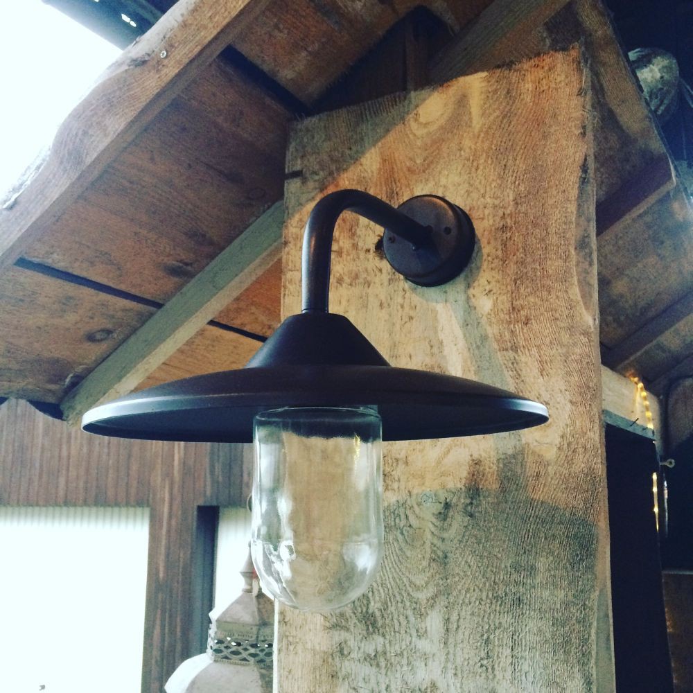 Wandlampe mit Glasschirm