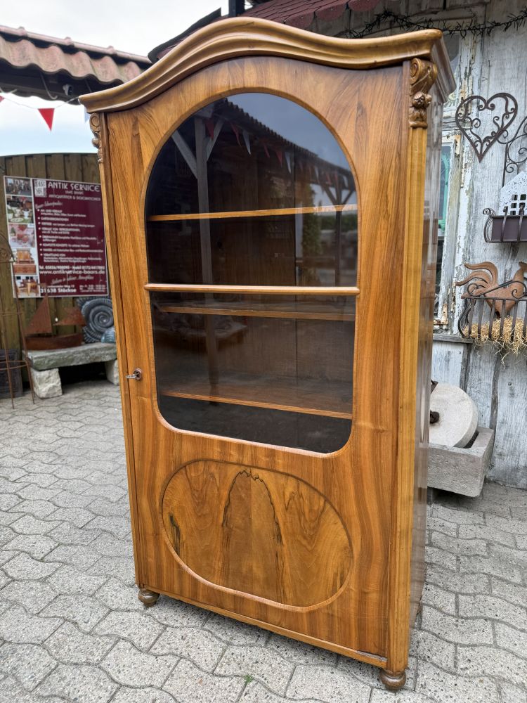 Kleine eintürige Vitrine Louis Philippe um 1860–1870 – Nussbaumfurnier