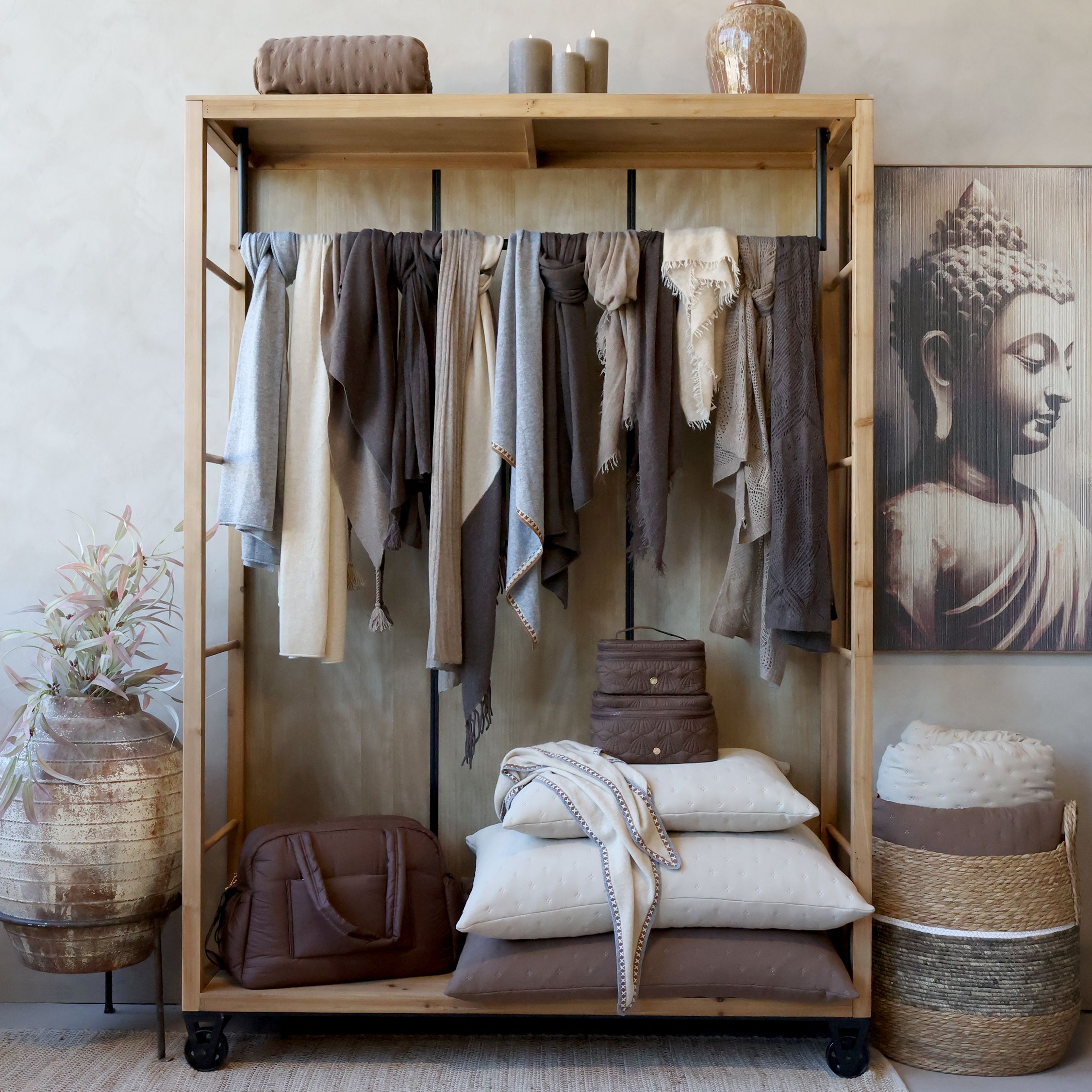 Chic Antique Garderobenregal „Factory“ auf Rädern – Naturholz & Eisen | Dänisches Design