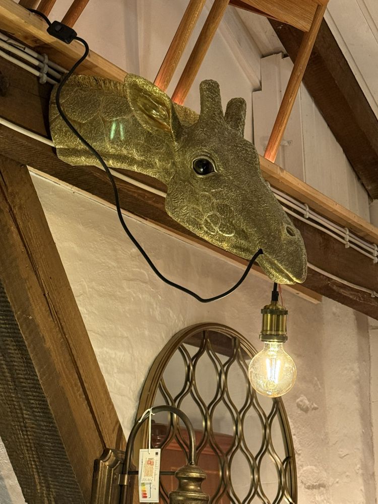 Wandleuchte „Golden Giraffe“ – Design Giraffenkopf mit Messingfassung