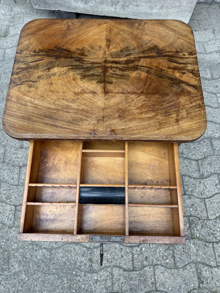 Antiker Nähtisch / Handarbeitstisch Biedermeier um 1840 – Mahagoni mit Fadenintarsie