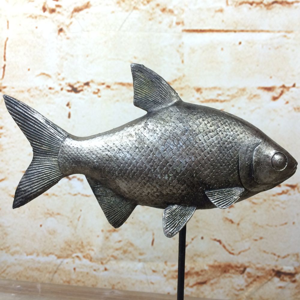 Deko-Skulptur „Fisch“ auf Sockel – maritime Wohnaccessoire