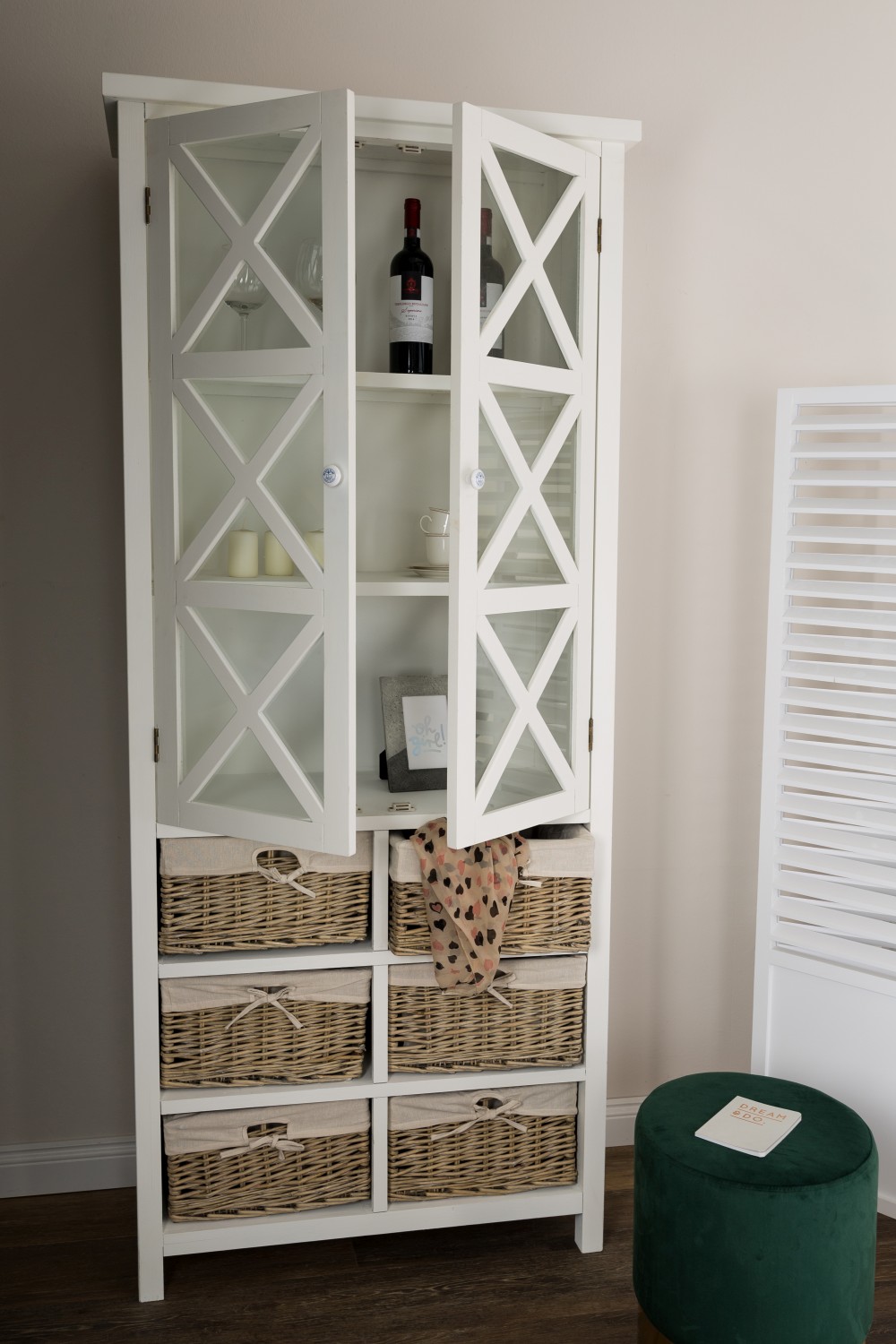 Vitrine Marina, mit Rattan Körben