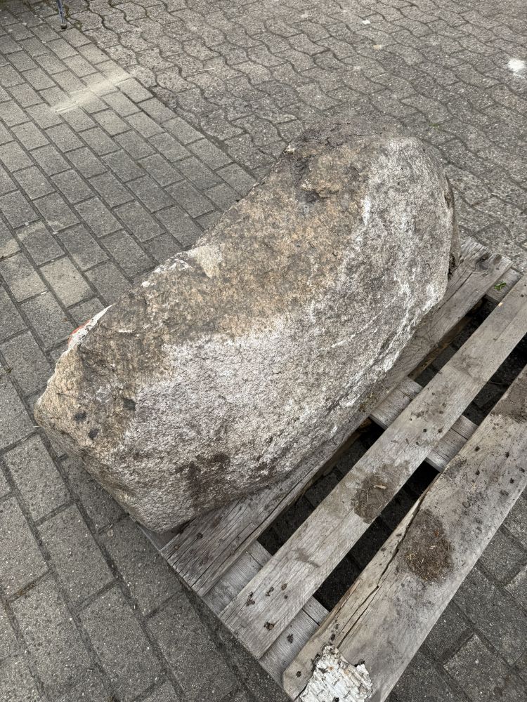 Historischer Granit-Trittstein / Eingangsstufe eines alten Bauernhauses – handbehauener Naturstein ca. 120 cm