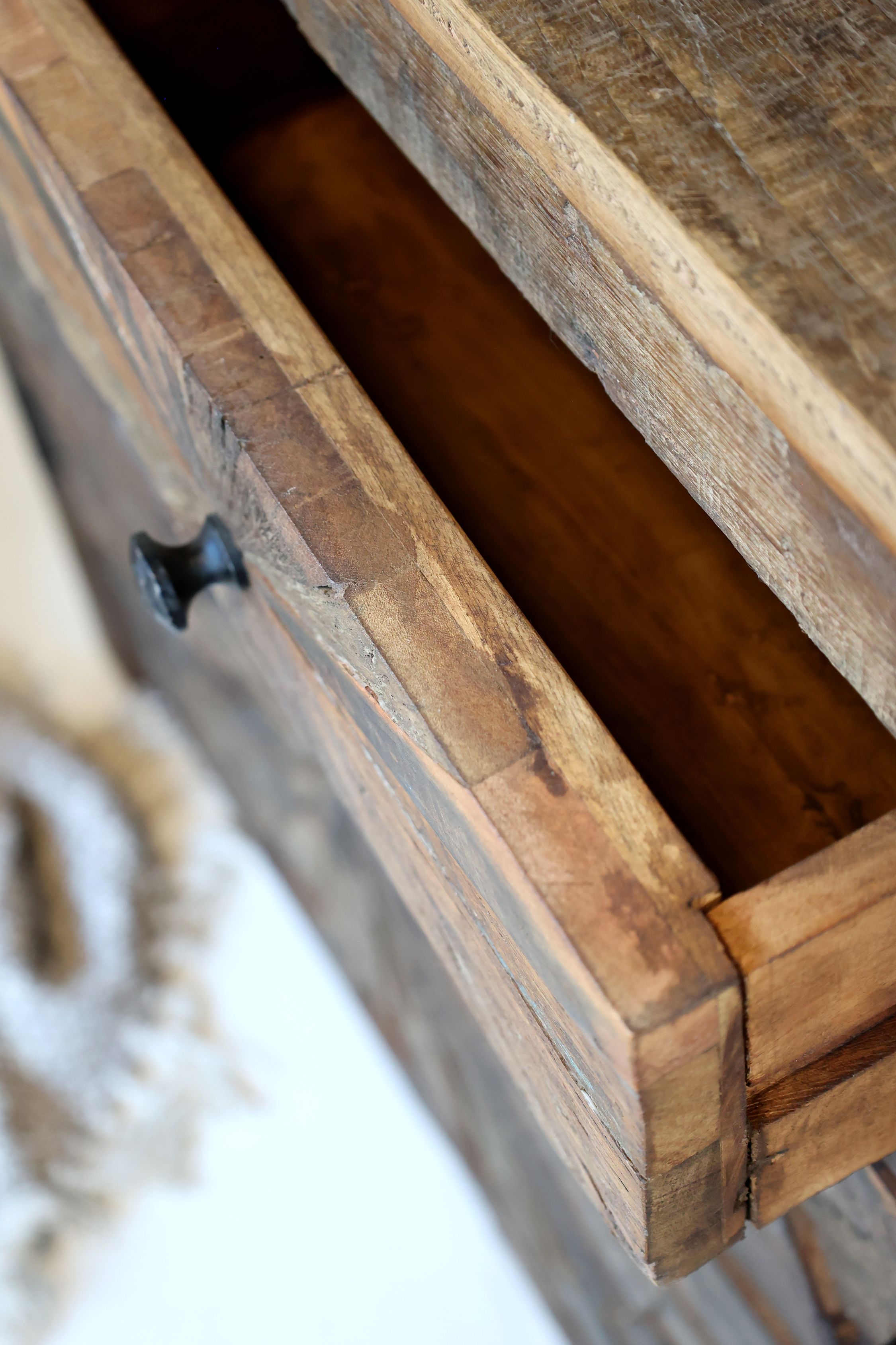 Chic Antique Grimaud Schrank mit Türen und Schubladen – Unikat aus Recyclingholz