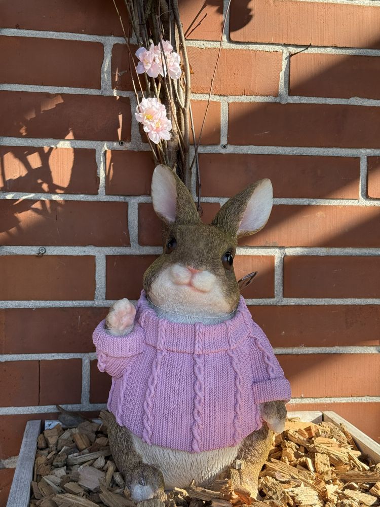 Dekofigur „Hase mit Strickpullover Rosa“ – 39 cm