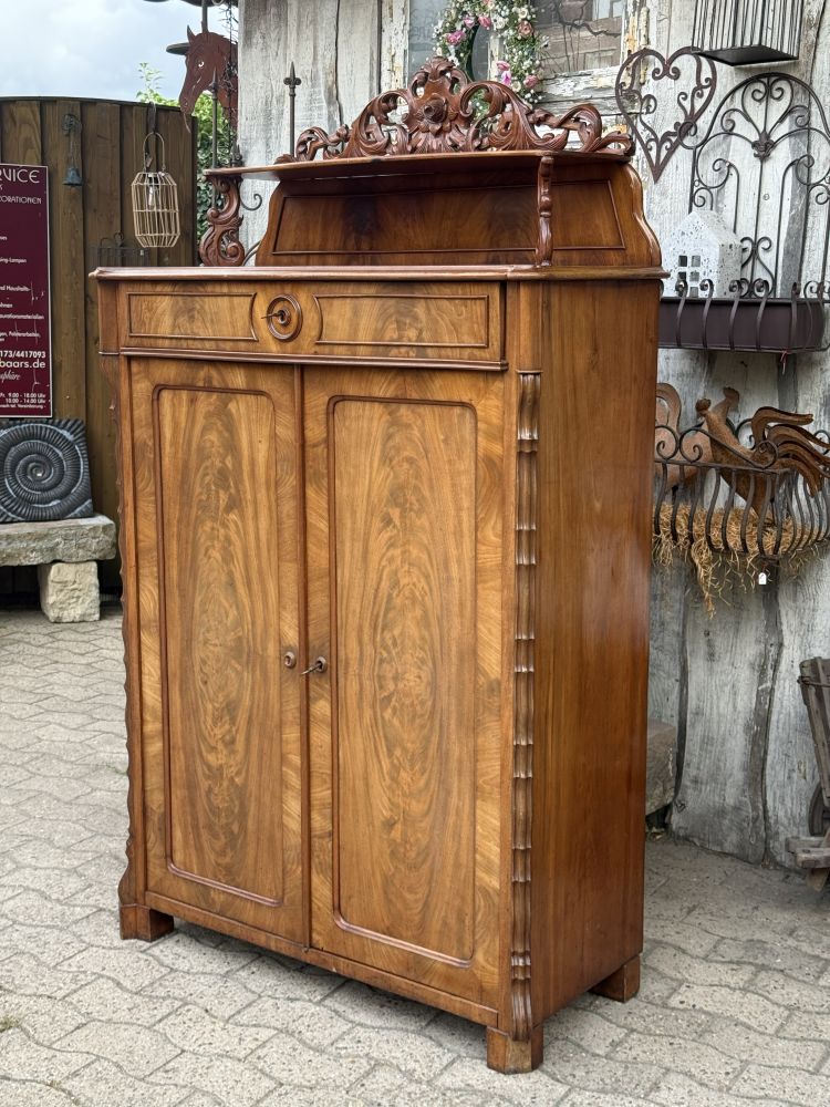 Antikes Louis-Philippe Vertiko um 1870 – Mahagoni mit geschnitztem Aufsatz