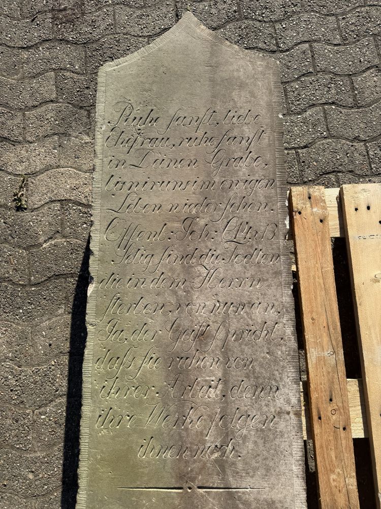 Antiker historischer Grabstein aus Sandstein um 1840/50 – außergewöhnliches Unikat