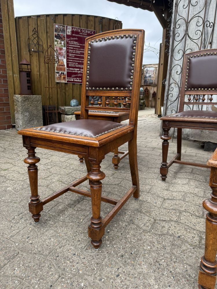 7er-Satz Gründerzeit-Stühle aus Eiche mit Lederbezug – um 1890/1900