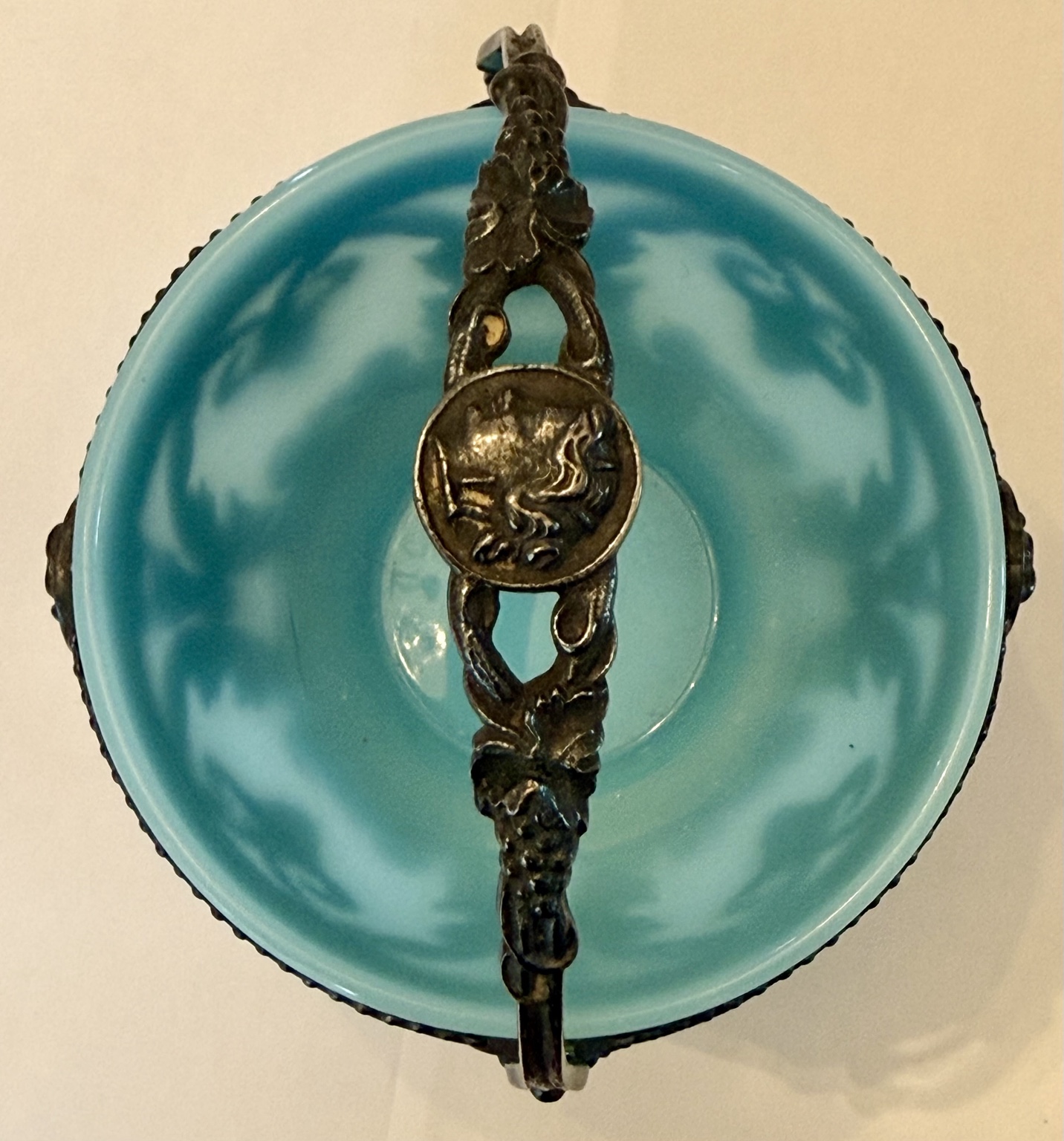 Antike Henkelschale mit blauem Glaseinsatz – Historismus um 1880–1900